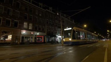 Gece Amsterdam Caddesi üzerinde şehir trafik