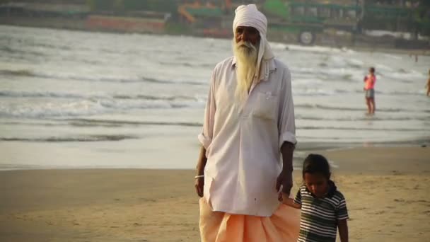 Indian old man with child — Stock Video