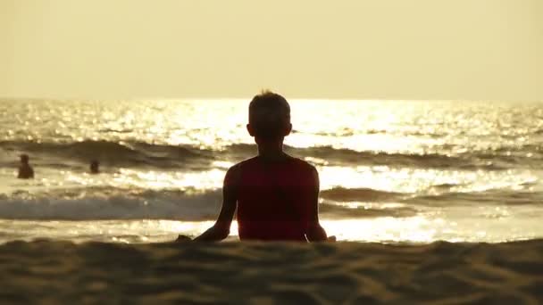 Practicar yoga en la playa de Goa — Vídeo de stock