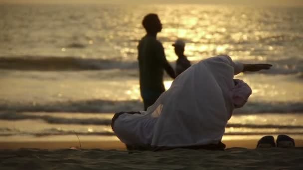 果阿海滩上练瑜伽 — 图库视频影像