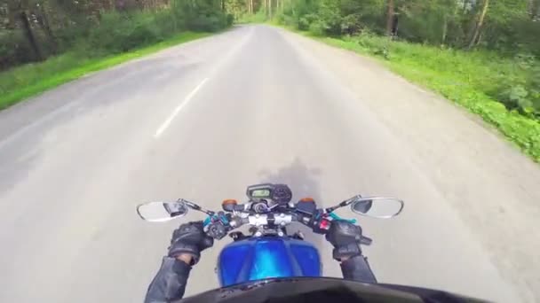 Motociclista en una carretera, vista desde el casco — Vídeo de stock