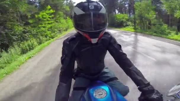 Motocykl jeździec na drodze, widok z obrotowe mocowanie hełmu — Wideo stockowe