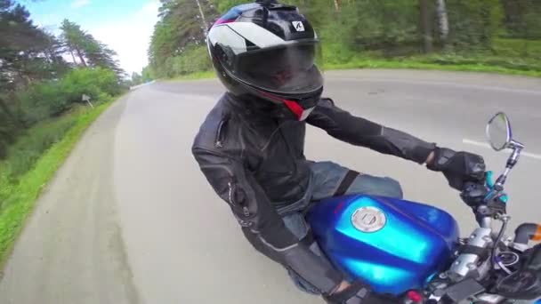 Motociclista en una carretera, vista desde el montaje del casco giratorio — Vídeos de Stock