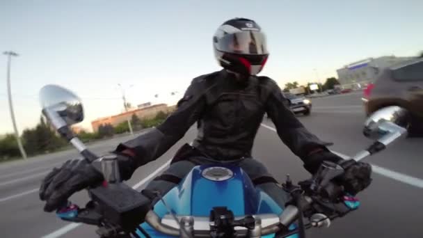 Motocycliste sur une route de ville — Video