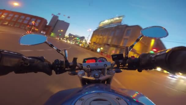 Köra motorcykel i en stad — Stockvideo