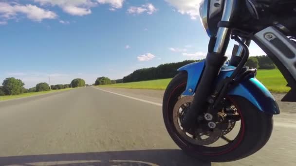 Rijden op een motorfiets, bekijken op voorwiel — Stockvideo