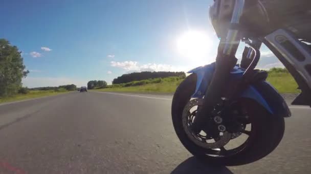 Jízda na motocyklu, Prohlédni na přední kolo — Stock video