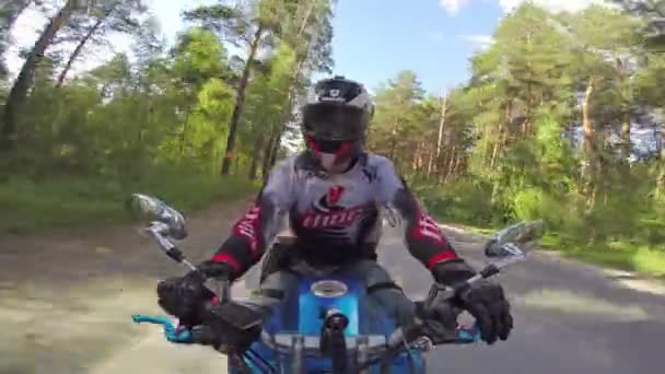 Motocyklista na drogi leśnej — Wideo stockowe