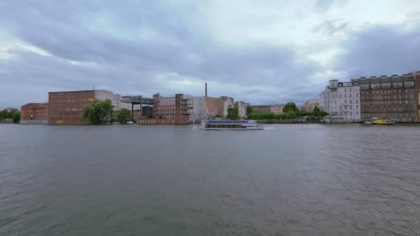 Берлін міський пейзаж біля Oberbaum мосту — стокове відео