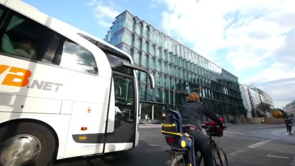 Уличное движение в Берлине — стоковое видео