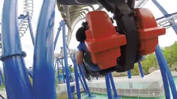 Montanha-russa em Gardaland parque de diversões — Vídeo de Stock