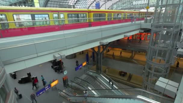 Järnvägsstationen i Berlin, Tyskland, 4 k Uhd — Stockvideo