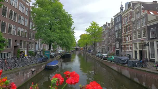 Canal in Amsterdam, Nederland — Stockvideo