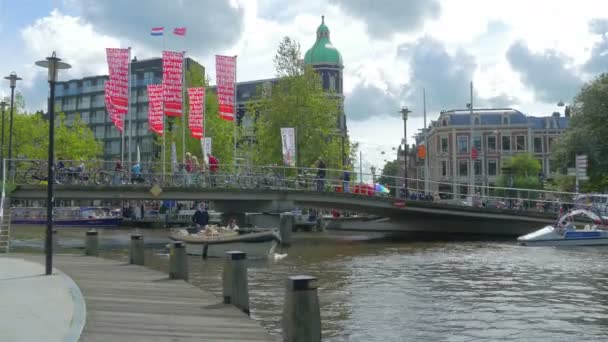 Río Amstel en Amsterdam — Vídeo de stock