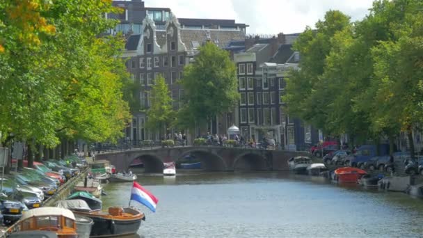 在阿姆斯特丹，荷兰运河 — 图库视频影像