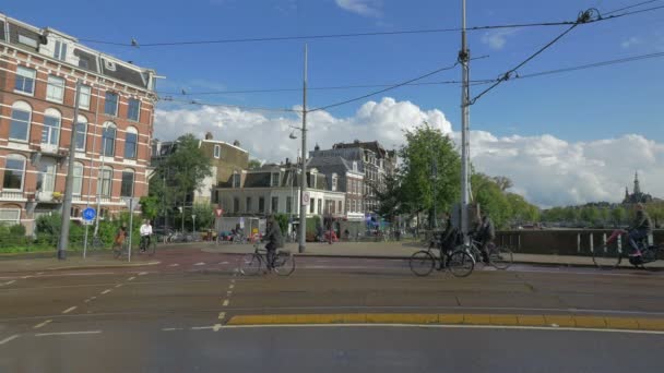 Ruch uliczny na ulicy Amsterdamu — Wideo stockowe