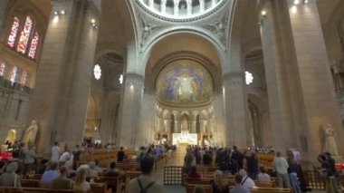 İnsanlar içinde Basilique du Sacré-Coeur Bazilikası'na