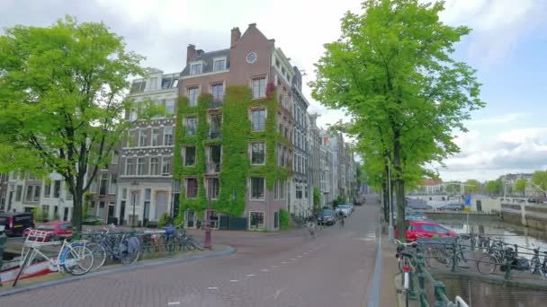 Stadsverkeer op Amsterdam street — Stockvideo