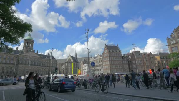 Городское движение на улице Амстердам — стоковое видео