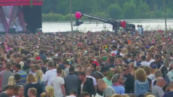 Audience at outdoor music festival — Stock Video