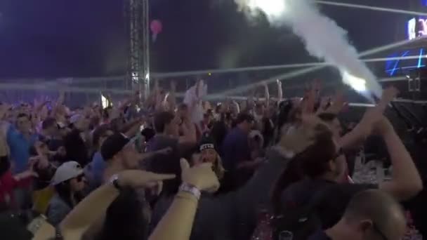 Dançando multidão no clube noturno — Vídeo de Stock