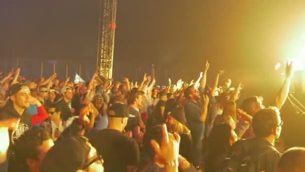 夜のクラブで踊る群衆 — ストック動画