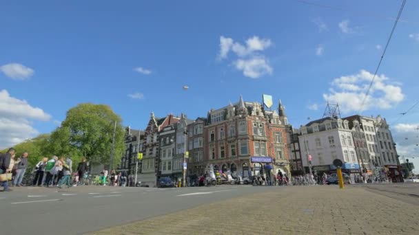 Tráfico urbano en la calle Amsterdam — Vídeos de Stock