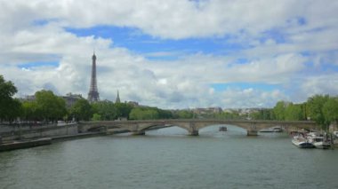 Sokak sahne 4k, Uhd ile Eyfel Kulesi, Fransa, Paris'te