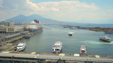 Napoli liman üzerinde göster