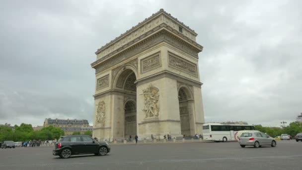 Verkeer in de buurt van Arc de Triomphe — Stockvideo