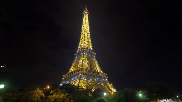 Eiffelturm bei Nacht — Stockvideo