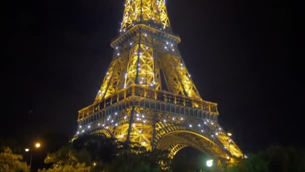 Torre Eiffel à noite — Vídeo de Stock