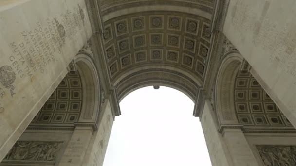 Verkeer in de buurt van Arc de Triomphe — Stockvideo