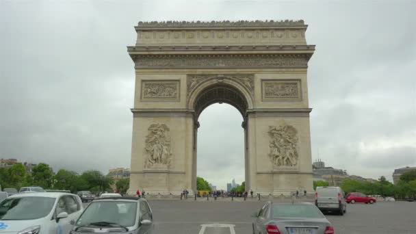 Verkeer in de buurt van Arc de Triomphe — Stockvideo