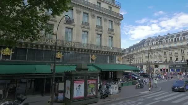 Stadsverkeer op Parijse straat — Stockvideo