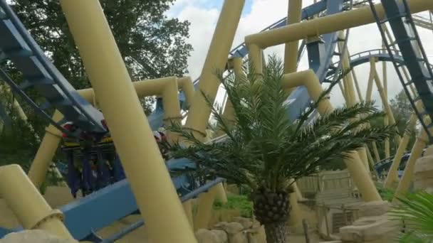 Extremkarussell im Freizeitpark Gardaland — Stockvideo