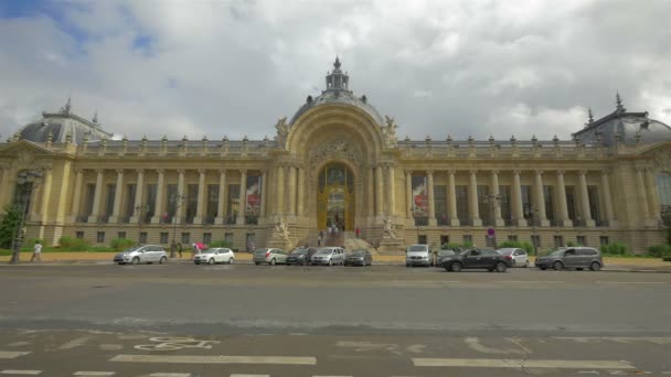 Stadstrafik på Paris street, Frankrike, 4k, Uhd — Stockvideo