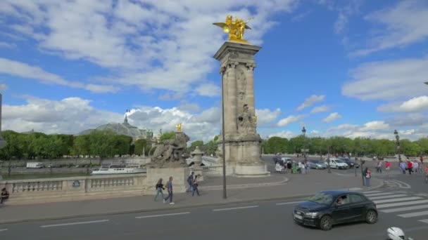 Tráfico urbano en la calle Paris, Francia — Vídeo de stock