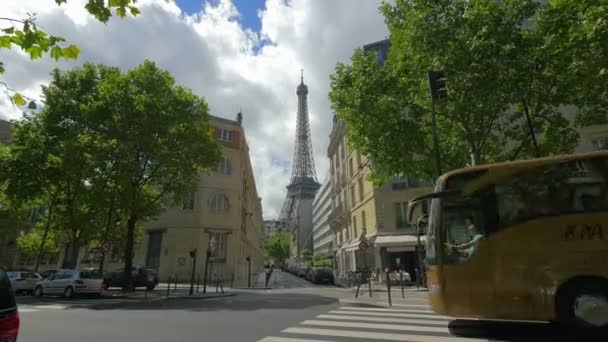 Escena callejera en París con Torre Eiffel, Francia, 4k, UHD — Vídeos de Stock