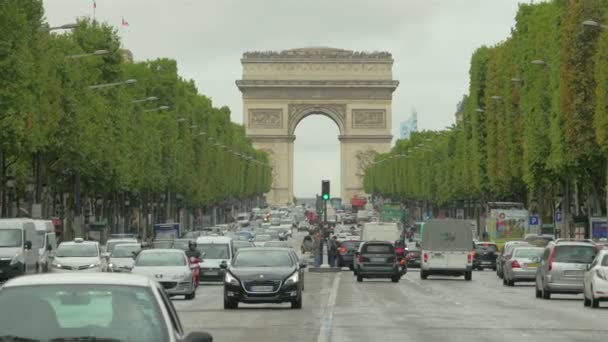 Stadstrafik på Paris street, Frankrike, 4k, Uhd — Stockvideo