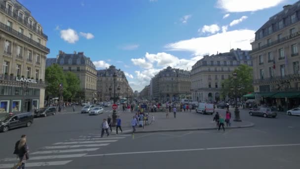 Tráfico urbano en la calle Paris, Francia — Vídeos de Stock