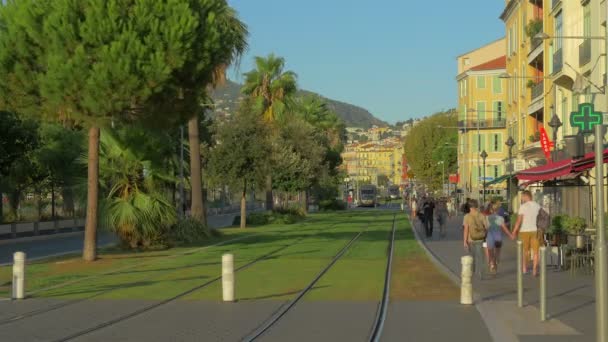 Straßenbahn an schöner Straße — Stockvideo