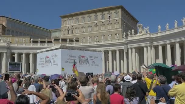 Mensen luisteren paus Francis in Vaticaan — Stockvideo