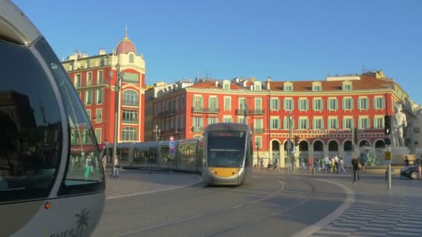 Openbare tram op Nice street — Stockvideo