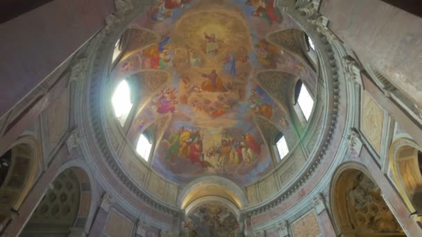 Interior de la iglesia en Roma — Vídeos de Stock