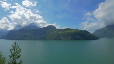 Göl ve dağlarla kaplı manzara