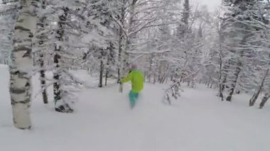 Snowboard kız toz karda sürmek