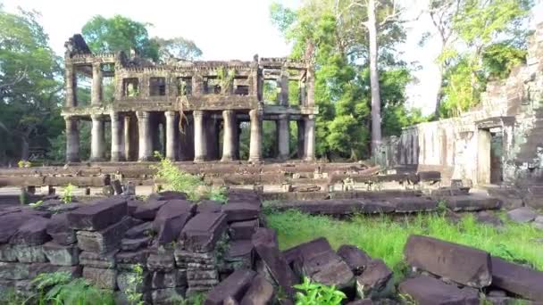 Antiguas ruinas cerca de Angkor Wat en Camboya — Vídeos de Stock