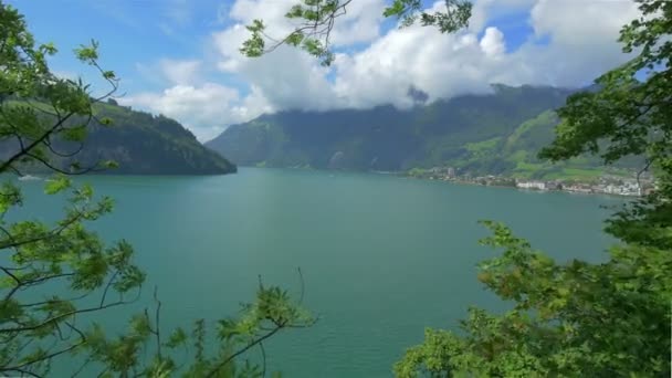 Paisaje con lago y montañas — Vídeos de Stock