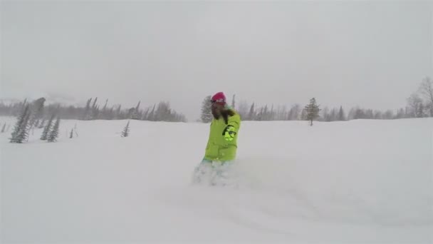 Snowboarder menina passeios na floresta — Vídeo de Stock